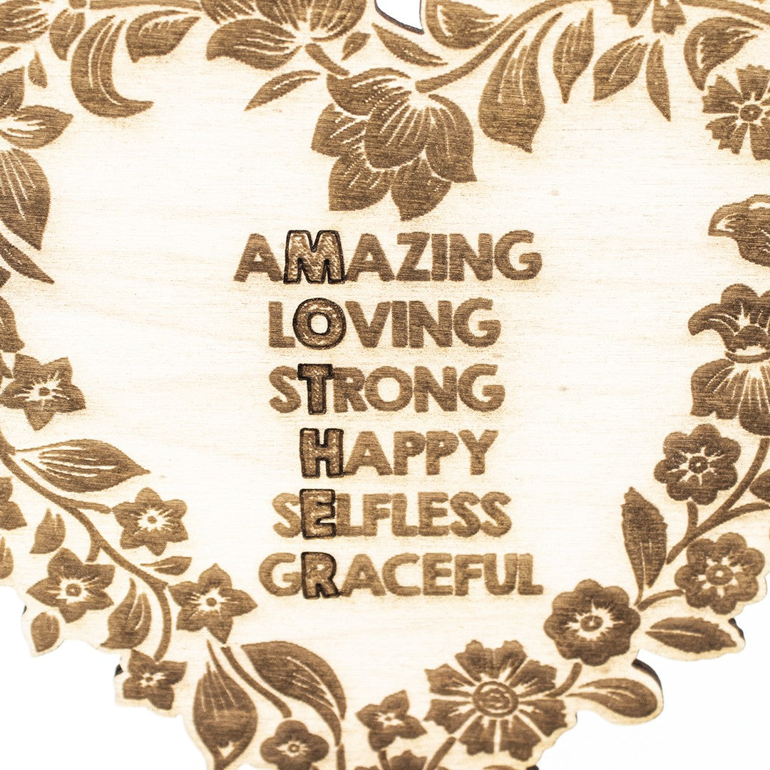 Wooderland heart-shaped wooden portrait with floral engraving and personalized Mother's Day message