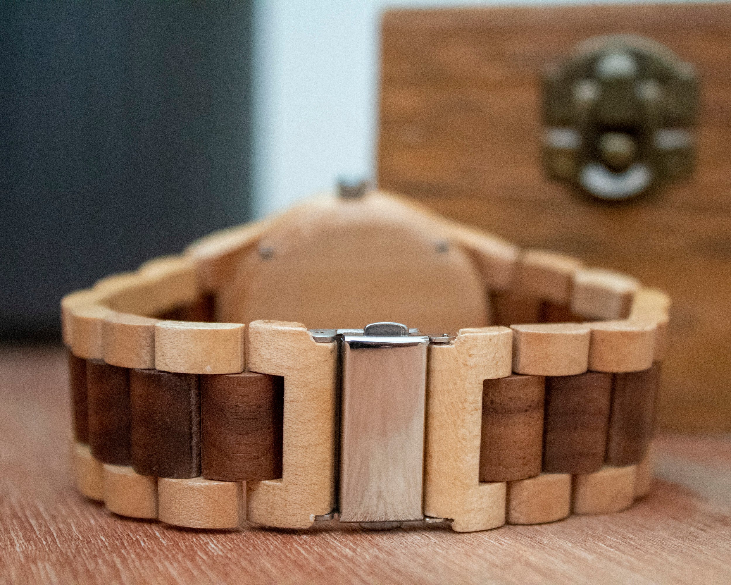 Elevate your style with the Galileo wooden watch - the perfect combination of unique style and everyday comfort. Made with real wood and a brushed silver buckle, this eco-friendly timepiece offers a comfortable fit for daily wear. Each watch comes in a beautiful box, making it a great gift or addition to your collection. Shop now!