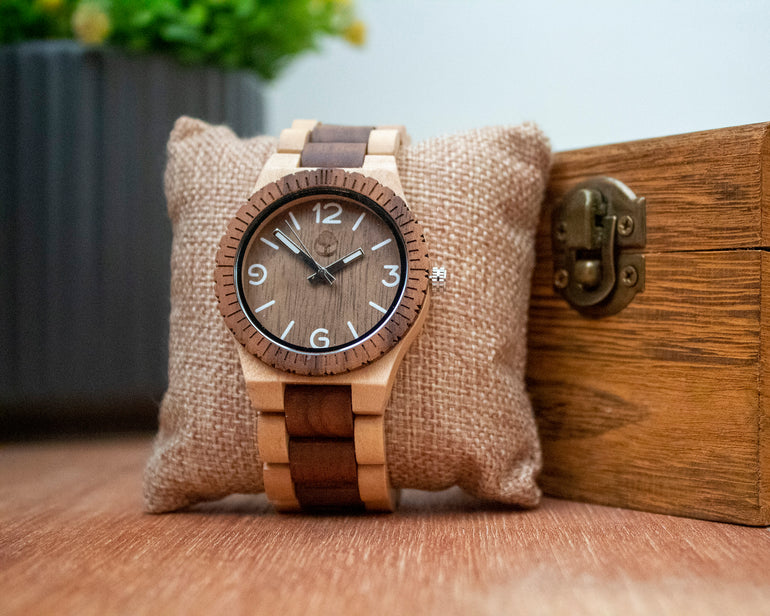 Elevate your style with the Galileo wooden watch - the perfect combination of unique style and everyday comfort. Made with real wood and a brushed silver buckle, this eco-friendly timepiece offers a comfortable fit for daily wear. Each watch comes in a beautiful box, making it a great gift or addition to your collection. Shop now!
